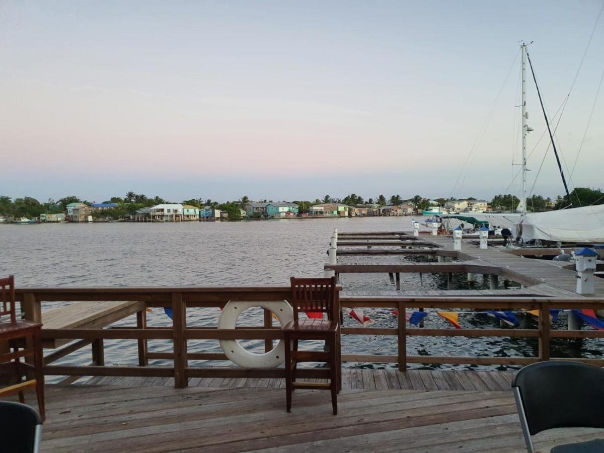 Roatan Yacht Club&Dive Center Hotel French Harbour Buitenkant foto