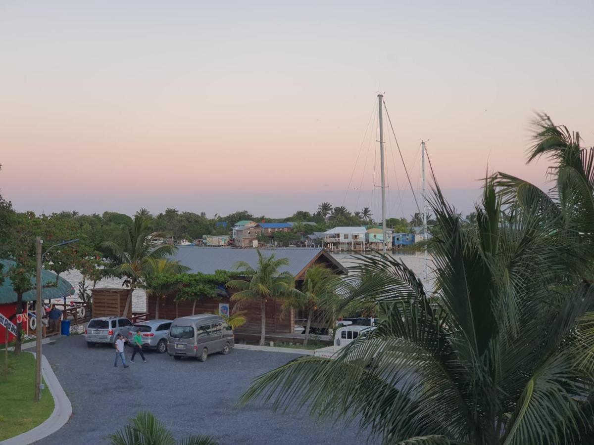 Roatan Yacht Club&Dive Center Hotel French Harbour Buitenkant foto